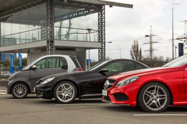 Kiev, Ukrayna - 22 Mayıs 2020: Lüks kırmızı Mercedes şehirde. Mercedes arabaları park yerinde..