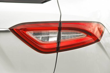 Beyaz lüks bir arabanın parçası. Araba farları. Lüks Farlar