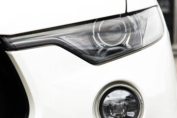 Světlomety Luxusní Reflektory Část Bílého Luxusního Auta Zblízka — Stock fotografie