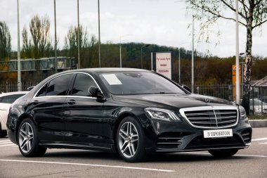 Kiev, Ukrayna - 22 Mayıs 2020: Lüks siyah Mercedes şehirde. Mercedes araba park yerinde..