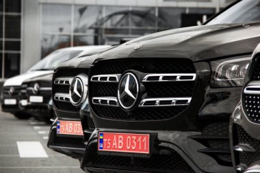 Kiev, Ukrayna - 22 Mayıs 2020 Mercedes SUV şehirde. Kapat.