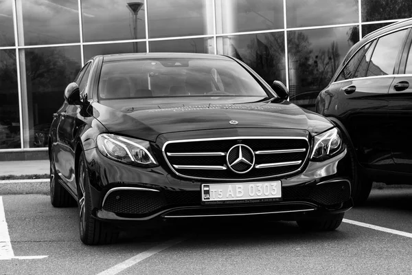 Kiev, Ukrayna - 22 Mayıs 2020 Mercedes arabası otoparkta. Siyah beyaz fotoğraf