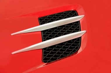 Kırmızı bir arabanın parçası. Araba parçaları.