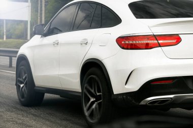 Kiev, Ukrayna - 19 Mayıs 2020 Mercedes hareket halinde. Şehirde bir SUV. Araba hareket halinde