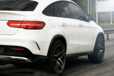 Kiev, Ukrayna - 19 Mayıs 2020 Mercedes hareket halinde. Şehirde bir SUV. Araba hareket halinde