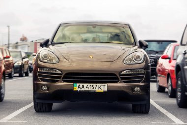 Kiev, Ukrayna - 19 Mayıs 2020: Porsche Cayenne şehirde. Park edilmiş araba. SUV