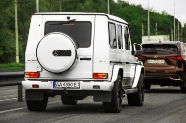 Kiev, Ukrayna - 19 Mayıs 2020 Mercedes G63 AMG harekete geçti. Şehirde lüks bir araba.