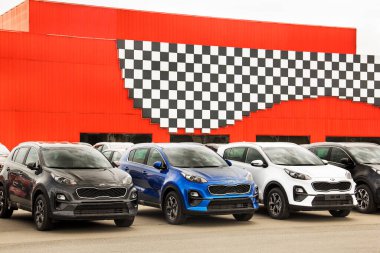 Kiev, Ukrayna - 19 Mayıs 2020 KIA Spor Arabaları. Satılık arabalar. Otomotiv reklamı. Duvar Kağıdı