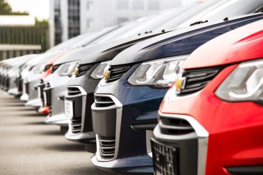 Kiev, Ukrayna - 19 Mayıs 2020 Chevrolet Aveo arabaları. Satılık arabalar. Otomotiv reklamı. Duvar Kağıdı
