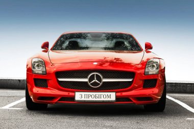 Kiev, Ukrayna - 19 Mayıs 2020: Lüks süper araba Mercedes-Benz SLS AMG gökyüzüne karşı. Duvar kağıdı. Satılık. Reklam için. Kırmızı süper araba