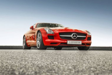 Kiev, Ukrayna - 19 Mayıs 2020: Lüks süper araba Mercedes-Benz SLS AMG gökyüzüne karşı. Duvar kağıdı. Satılık. Reklam için. Kırmızı süper araba