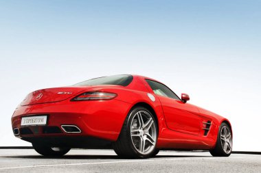 Kiev, Ukrayna - 19 Mayıs 2020: Lüks süper araba Mercedes-Benz SLS AMG gökyüzüne karşı. Duvar kağıdı. Satılık. Reklam için. Kırmızı süper araba