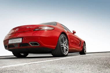 Kiev, Ukrayna - 19 Mayıs 2020: Lüks süper araba Mercedes-Benz SLS AMG gökyüzüne karşı. Duvar kağıdı. Satılık. Reklam için. Kırmızı süper araba