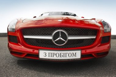 Kiev, Ukrayna - 19 Mayıs 2020: Lüks süper araba Mercedes-Benz SLS AMG gökyüzüne karşı. Duvar kağıdı. Satılık. Reklam için. Kırmızı süper araba
