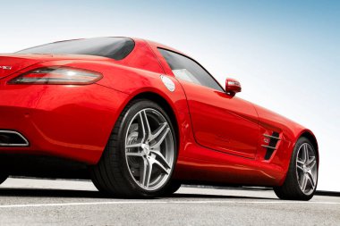 Kiev, Ukrayna - 19 Mayıs 2020: Lüks süper araba Mercedes-Benz SLS AMG gökyüzüne karşı. Duvar kağıdı. Satılık. Reklam için. Kırmızı süper araba