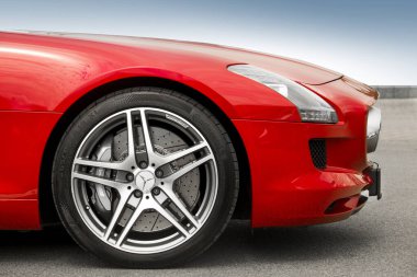 Kiev, Ukrayna - 19 Mayıs 2020: Lüks süper araba Mercedes-Benz SLS AMG gökyüzüne karşı. Duvar kağıdı. Satılık. Reklam için. Kıtasal