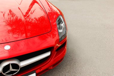 Kiev, Ukrayna - 19 Mayıs 2020: Lüks süper araba Mercedes-Benz SLS AMG şehirde. Duvar kağıdı. Satılık. Reklam için. Kırmızı süper araba