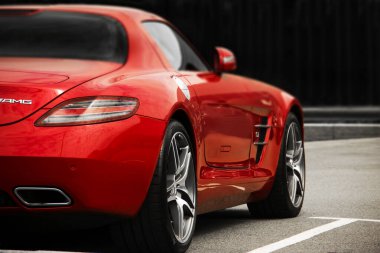 Kiev, Ukrayna - 19 Mayıs 2020: Lüks süper araba Mercedes-Benz SLS AMG şehrin arka planında. Duvar kağıdı. Satılık. Reklam için. Kırmızı süper araba