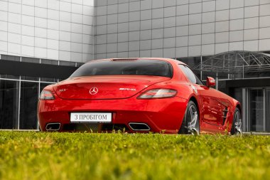 Kiev, Ukrayna - 19 Mayıs 2020: Lüks süper araba Mercedes-Benz SLS AMG şehirde. Duvar kağıdı. Satılık. Reklam için. Kırmızı süper araba