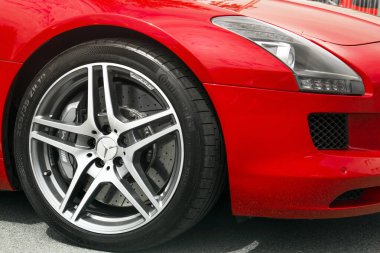 Kiev, Ukrayna - 19 Mayıs 2020: Mercedes-Benz SLS AMG supercar. Araba tekerleği. Kıtasal lastikler. Park edilmiş araba. Duvar Kağıdı