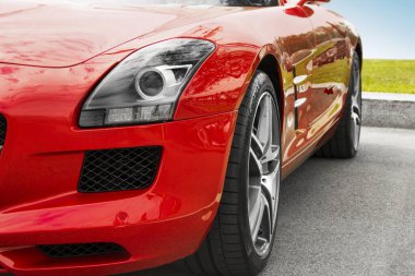 Kiev, Ukrayna - 19 Mayıs 2020: Lüks süper araba Mercedes-Benz SLS AMG gökyüzüne karşı. Duvar kağıdı. Satılık. Reklam için. Kırmızı süper araba