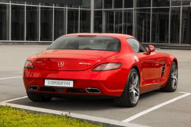 Kiev, Ukrayna - 19 Mayıs 2020: Lüks süper araba Mercedes-Benz SLS AMG bir binanın arka planında. Park edilmiş araba..