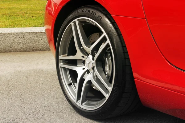 Kiev, Ukrayna - 19 Mayıs 2020: Mercedes-Benz SLS AMG supercar. Araba tekerleği. Kıtasal lastikler. Park edilmiş araba. Duvar Kağıdı