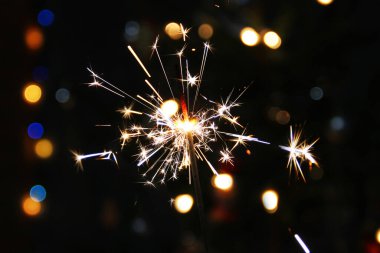 Kutlama. Işıklar. Kıvılcım. Noel arkaplanı. Noel ışıkları kapanıyor..