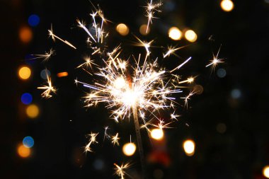 Kutlama. Işıklar. Kıvılcım. Noel arkaplanı. Noel ışıkları kapanıyor..