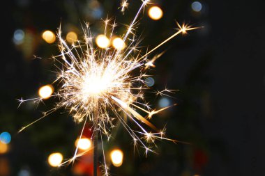 Işıklar. Kıvılcım. Noel arkaplanı. Noel ışıkları kapanıyor. Kutlama