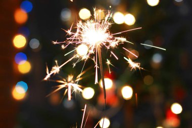 Kutlama. Işıklar. Kıvılcım. Noel arkaplanı. Noel ışıkları kapanıyor.. 