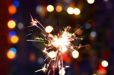 Kutlama. Işıklar. Kıvılcım. Noel arkaplanı. Noel ışıkları kapanıyor.. 