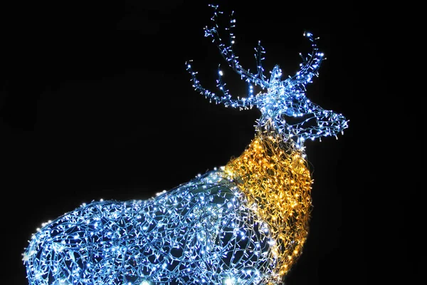 Cerf Nouvel Sur Fond Sombre Des Lumières Festives Décoration Dans — Photo