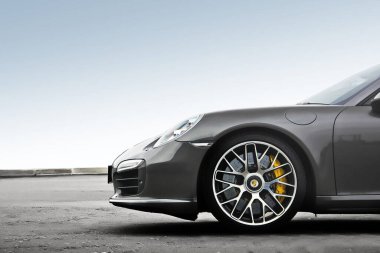 Kiev, Ukrayna - 17 Ekim 2016: Porsche 911 Turbo S açık bir arka planda. Gri spor araba yaklaş.