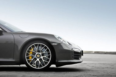 Kiev, Ukrayna - 17 Ekim 2016: Porsche 911 Turbo S açık bir arka planda. Gri spor araba yaklaş.