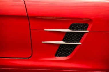 Araba hava girişi. Kırmızı bir arabanın parçası..