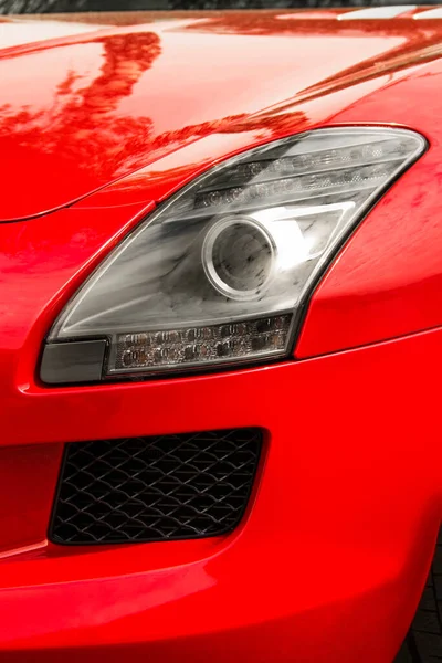 Araba Farları Lüks Farlar Kırmızı Bir Arabanın Parçası Yaklaşıyor Tampon — Stok fotoğraf