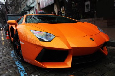 Kiev, Ukrayna - 3 Temmuz 2013 Lamborghini Aventador sokaklarda. Yağmurda araba.