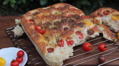 İtalyan ekmeği. Domatesli ekmek. Ev yapımı yemek.