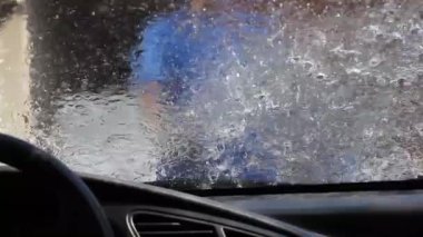 Araba yıkama, bardağa hortumla su dökme. Temiz araba. Güneşli bir gün.