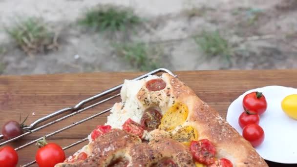 Gato Mira Comida Mesa Focaccia Pan Italiano Pan Con Tomates — Vídeo de stock