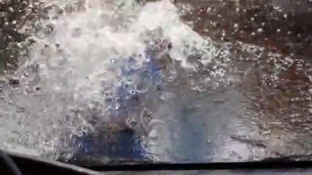 洗车用软管把水倒在玻璃上干净的车阳光灿烂 — 图库视频影像