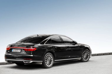 Kiev, Ukrayna - 3 Mayıs 2019: Mavi gökyüzüne karşı Siyah Audi A8