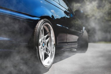 Chernihiv, Ukrayna - 24 Mayıs 2019: BMW E46 şehirde spor otomobil. Araba duman oldu..