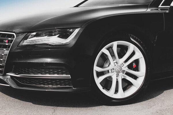 Киев, Украина - 10 сентября: Audi S7 Quattro близко к небу