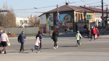 Chernihiv, Ukrayna - 25 Mart 2020: İnsanlar yaya geçidinde karşıya geçiyor
