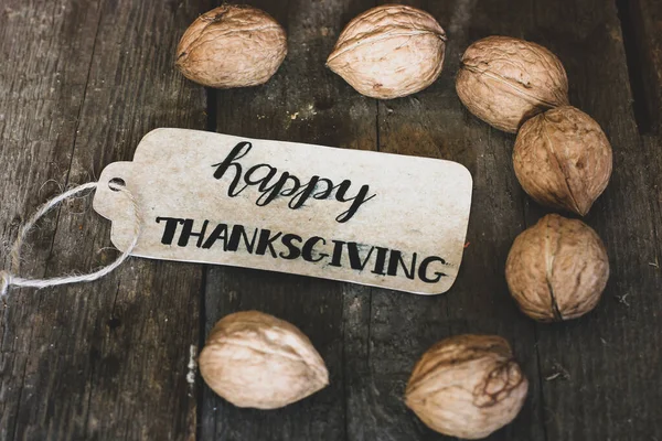 Inscripción Feliz Día Acción Gracias Nueces Sobre Fondo Madera —  Fotos de Stock