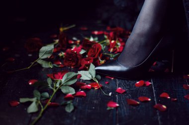 Bir kız tarafından ayaklar altına güzel çiçekler