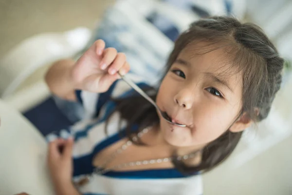 Urocza Dziewczyna Azjatyckich Wprowadzenie Łyżka Czekoladą Usta — Zdjęcie stockowe