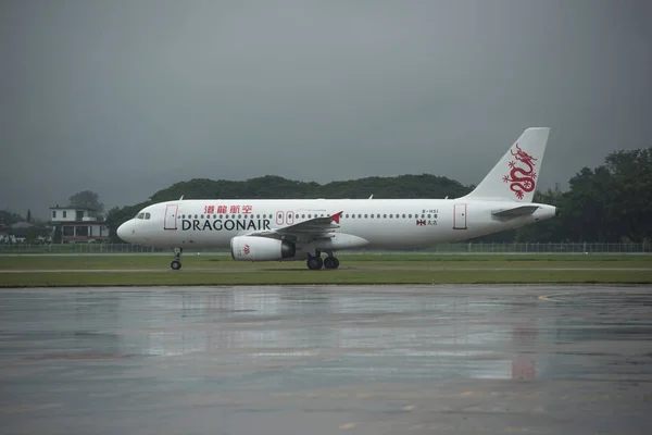 Chiangmai, Tayland, 28 Temmuz 2018: Cathay Dragon A320-200 B-HSI uçuş Ka232 Hong Kong'tan geldi Chaingmai